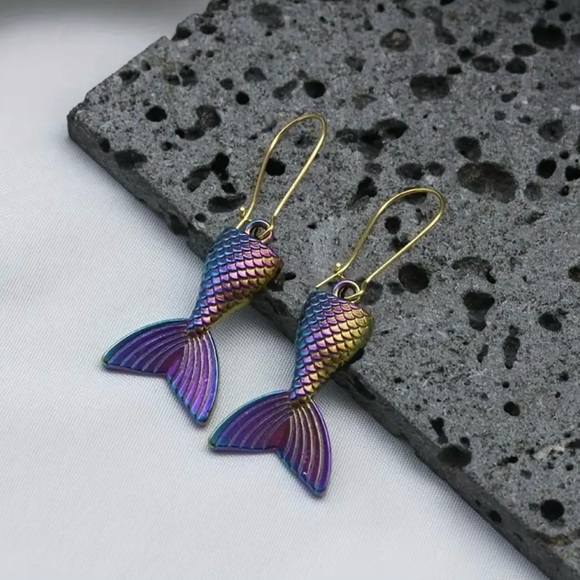NWT Colorful Mermaid Tail Design Dangle Earrings - Picture 4 of 7